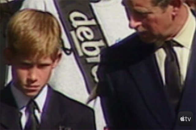 Принц Гарри с отцом принцем Чарльзом на похоронах принцессы Дианы