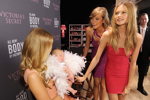 Карли Клосс, Эрин Хизертон и Бехати Принслу на презентации Victoria's Secret