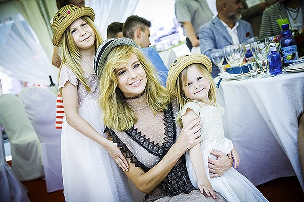 Наталья Чистякова-Ионова с дочерьми