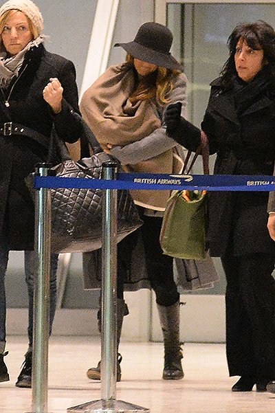 Блейк Лайвли с дочерью в аэропорту Нью-Йорка
