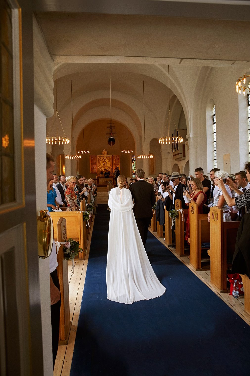 https://assets.vogue.com/photos/5ba27f98889bcb2d8d50eb56/master/w_1600%2Cc_limit/14-alexandra-carl-and-jacob-john-harmer-wedding.jpg