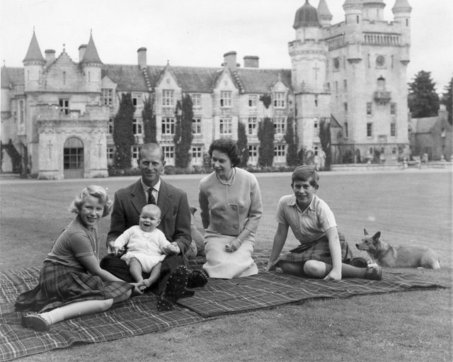 Королева Елизавета II и принц Филипп с детьми: принцессой Анной, принцем Эндрю и принцем Чарльзом, 1960 год