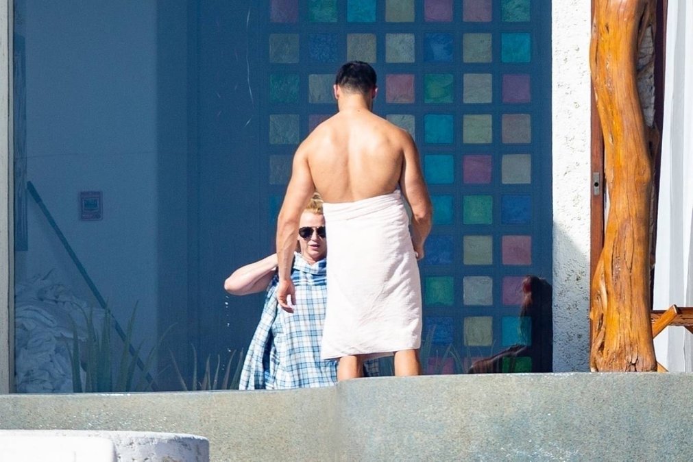 Britney Spears 2021 : Britney Spears – Relaxes by the jacuzzi with fiancé Sam Asghari in Cabo San Lucas-04