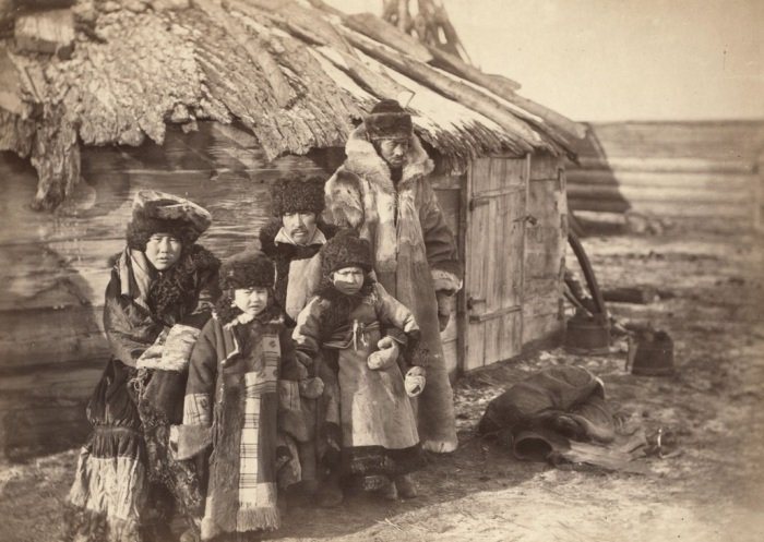 Татарская семья возле своего дома в деревне под Минусинском.