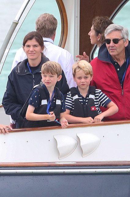Принц Джордж с дедушкой и друзьями