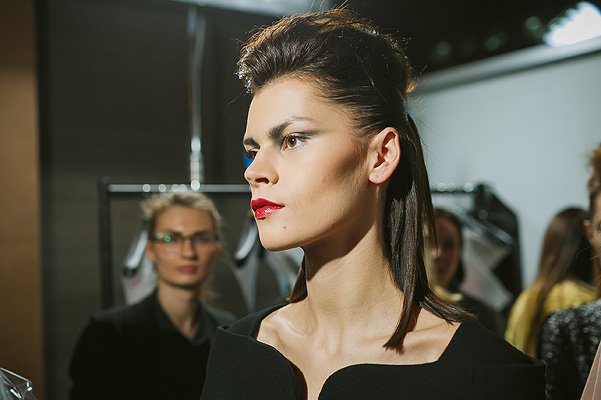 Визажисты Clarins создают макияж моделей