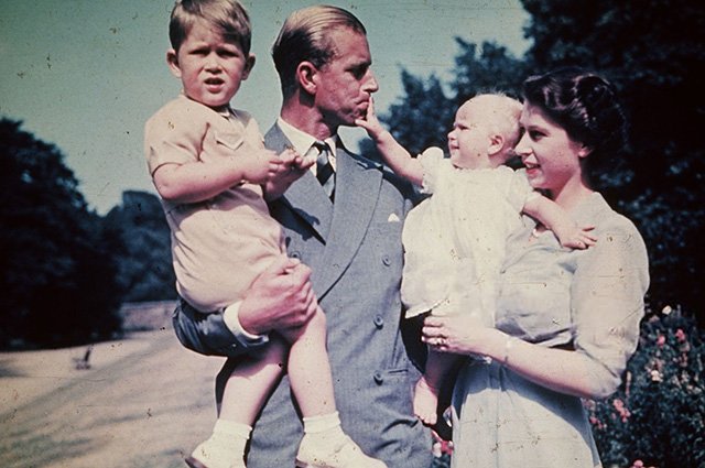 Принц Филипп и королева Елизавета II с детьми, Чарльзом и Анной