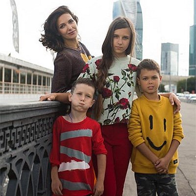 Екатерина Климова с дочкой Лизой и сыновьями Корнеем и Матвеем