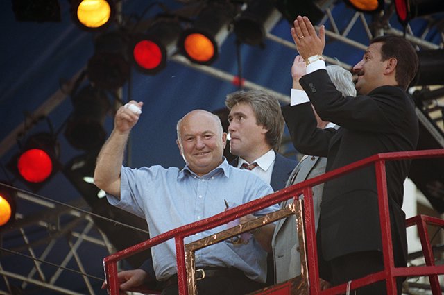 Бывший мэр Москвы Юрий Лужков (слева) и Тельман Исмаилов (справа) на открытии ресторана 