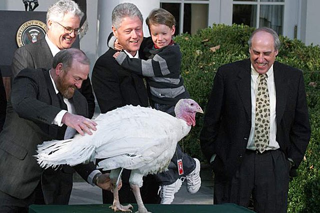 Билл Клинтон держит на руках Тайлера