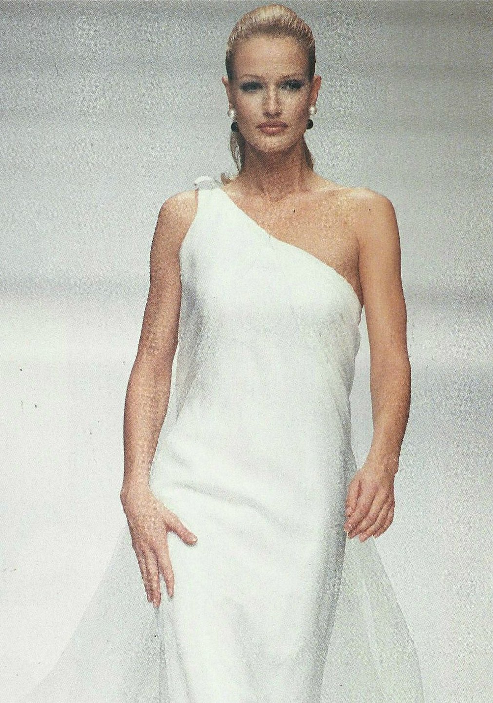 Карен Мюлдер в белом платье