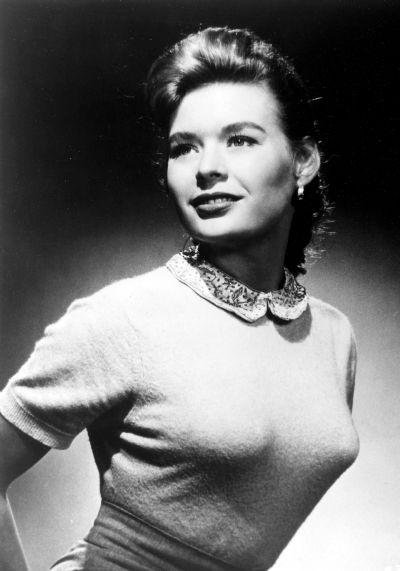 Причина первая. Убийство.
Американская актриса и фотомодель Кэролин Митчелл (Carolyn Mitchell) была убита 31 января 1966 года в возрасте 29 лет выстрелом в голову.