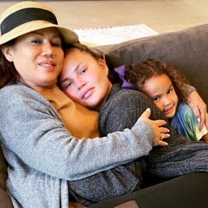 Крисси Тейген с мамой и дочкой Луной