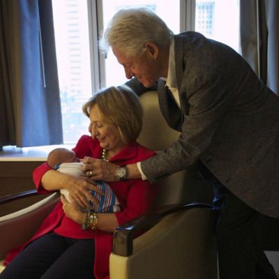 Хиллари и Билл Клинтон с внучкой
