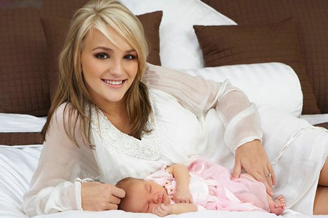 Джейми Линн Спирс с новорожденной дочкой