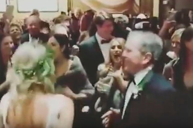 Джордж Буш на свадьбе