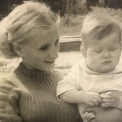 Юлия Высоцкая в детстве с мамой