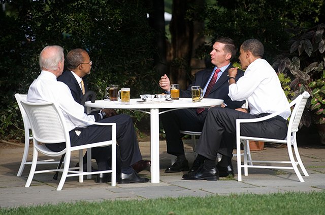Джо Байден, профессор Гарвардского университета Генри Луис Гейтс, сержант полиции Кембриджа Джеймс Кроули и Барак Обама