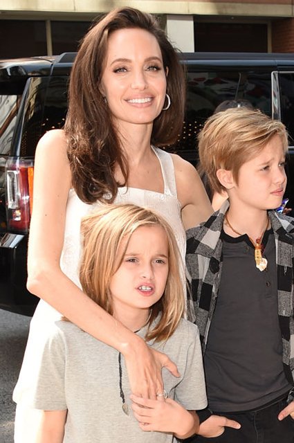 Анджелина Джоли с дочерьми Вивьен и Шайло