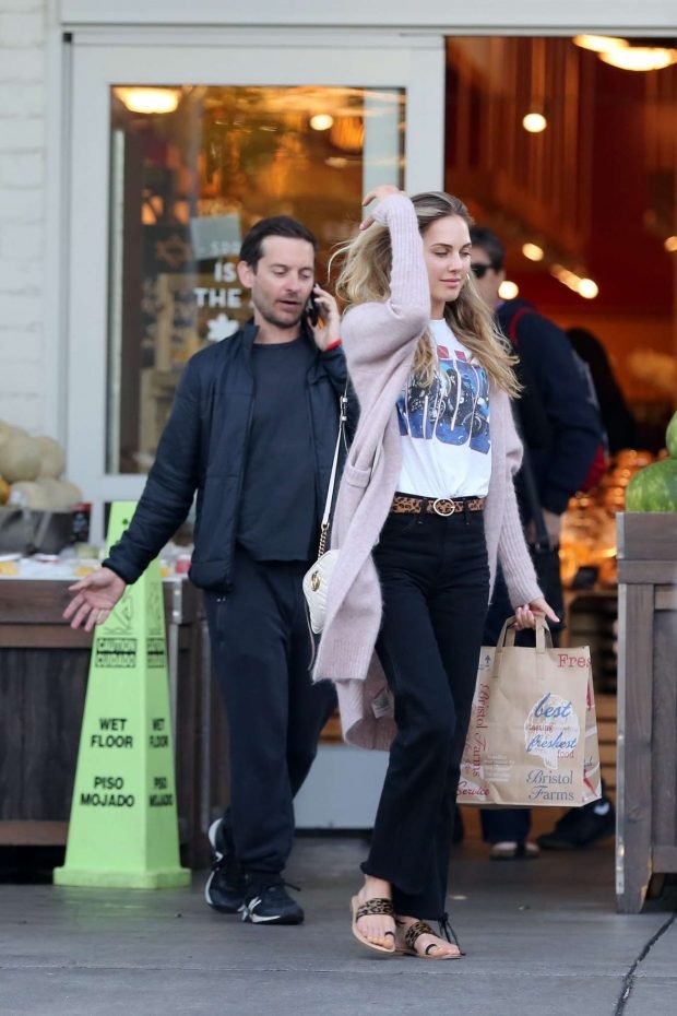 Tobey Maguire: Shopping at Bristol Farms -02