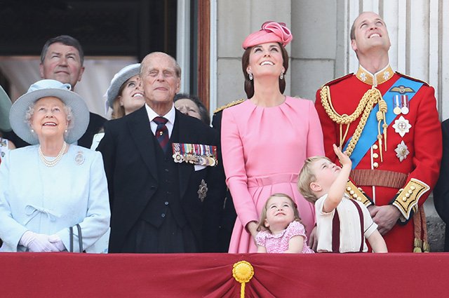 Королева Елизавета II, принц Филипп, Кейт МИддлтон, принц Уильям, принцесса Шарлотта и принц Джордж