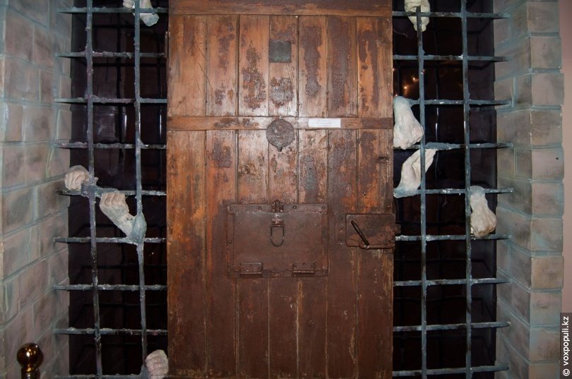 Дверь штрафного изолятора в АЛЖИРе