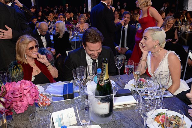 Брэдли Купер с мамой Клорией Кампано и Леди Гага