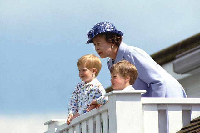 Королева Елизавета II с принцем Уильямом и принцем Гарри