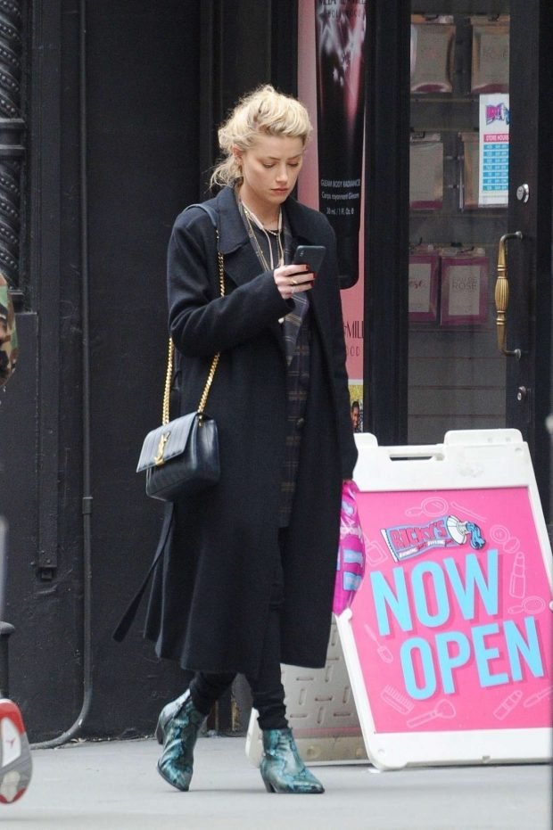 Amber Heard: Shops for Drugstore Makeup -04