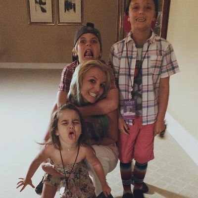 Бритни Спирс с сыновьями и племянницей 