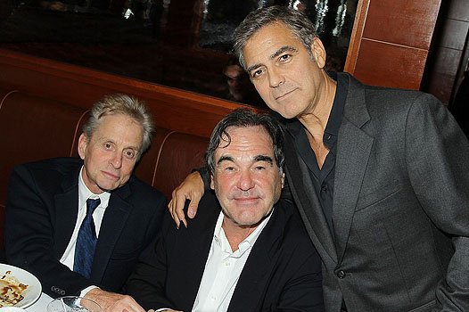 Майкл Дуглас, Джордж Клуни и Оливер Стоун на премьере 