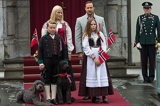 Принцесса Метте-Марит, Принц Хокон и их дети принцесса Ингрид-Александра и принц Сверре Магнус
