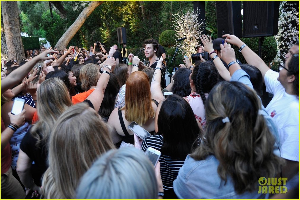 shawn mendes performs for his biggest fans at spotify event in beverly hills 014117301