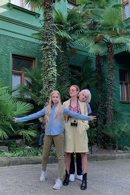 Наталья Водянова с дочерью Невой и сыном Лукасом