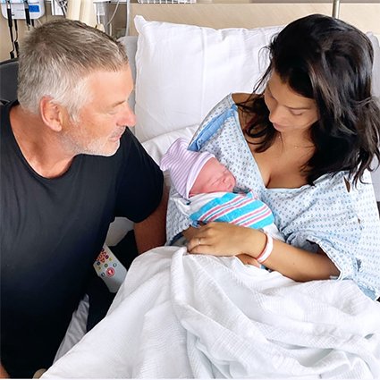 Алек и Хилария Болдуин с новорожденным сыном