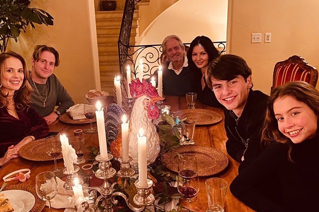 Майкл Дуглас и Кэтрин Зета-Джонс с родственниками и детьми