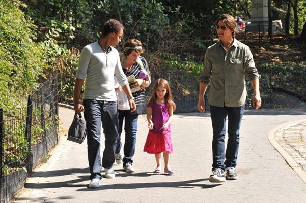 Том Круз с дочерью Сури и приемными детьми Беллой и Кннором
