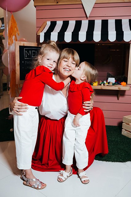 Юлия Акимова с дочками 