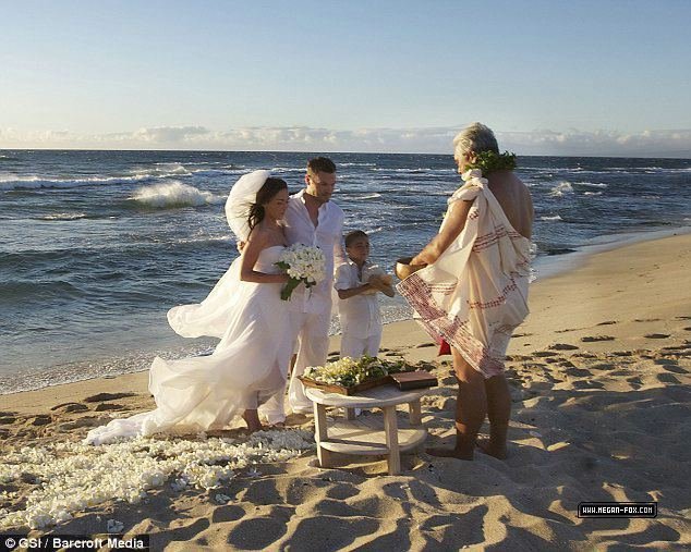 http://images2.fanpop.com/image/photos/13700000/Brian-Austin-Green-and-Megan-Fox-Wedding-celebrity-couples-13786345-634-507.jpg
