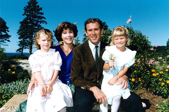 Лора и Джордж Буш-младший с детьми