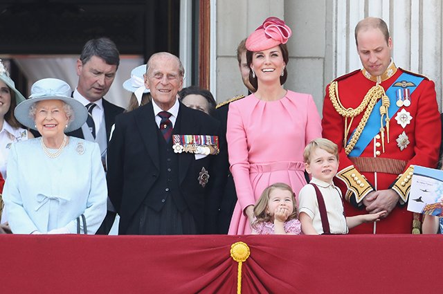 Королева Елизавета II, принц Филипп, Кейт Миддлтон и принц Уильям с принцессой Шарлоттой и принцем Джорджем