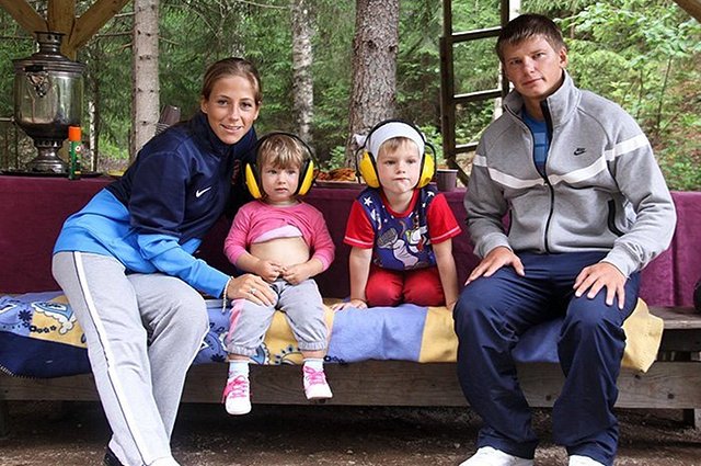 Юлия Барановская и Андрей Аршавин с детьми