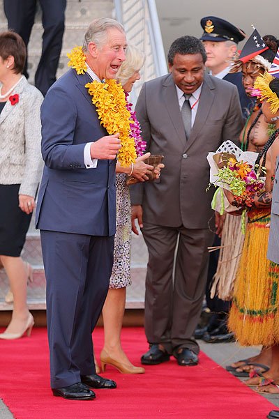 герцогиню Корнуольскую Камиллу и принца Чарльза встречают в Папуа-Новой Гвинее