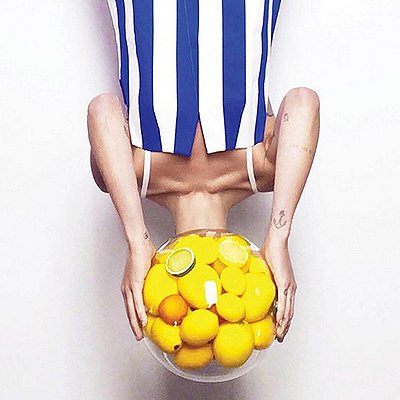 Майли Сайрус в рекламной кампании онлайн-магазина V Magazine