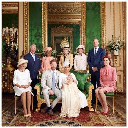 Вверху: принц Чарльз, Дория Рагланд, Сара Маккоркодейл, Джейн Феллоуз, принц Уильям, внизу: герцогиня Корнуолльская Камилла, принц Гарри и Меган Маркл с сыном Арчи и Кейт Миддлтон