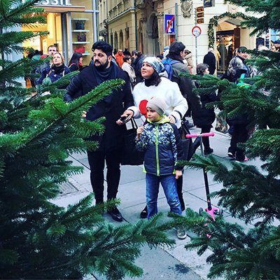 Юсиф Эйвазов и Анна Нетребко с сыном выбирают елку