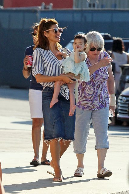 Ева Мендес с дочерью и мамой