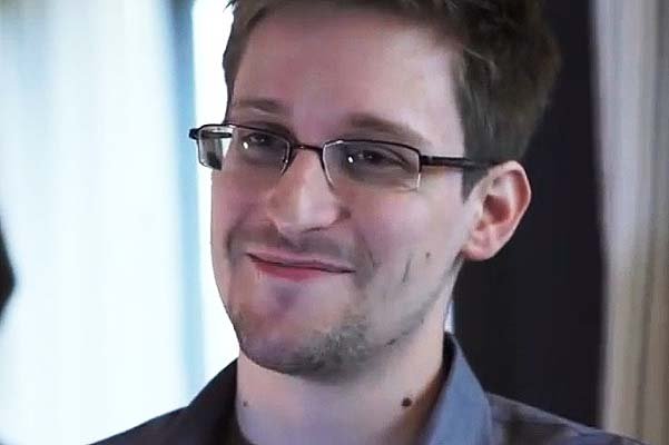 Эдвард Сноуден попросил политического убежища у России
