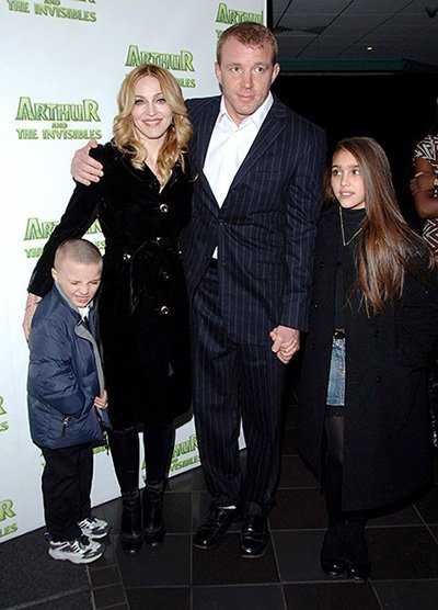 Мадонна с экс-супргом Гаем Ричи, сыном Рокко и дочерью Лурдес