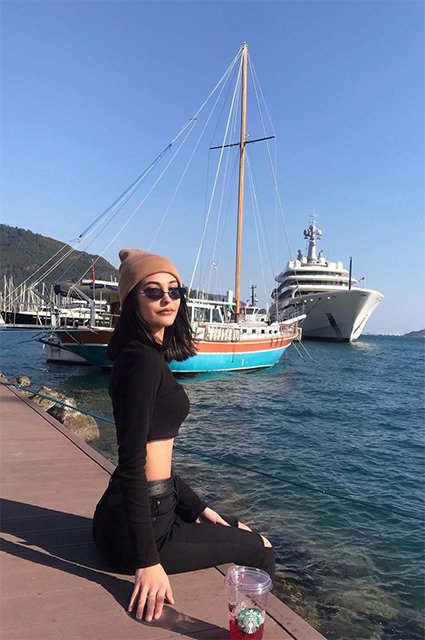 Девушка на фоне яхты Eclipse